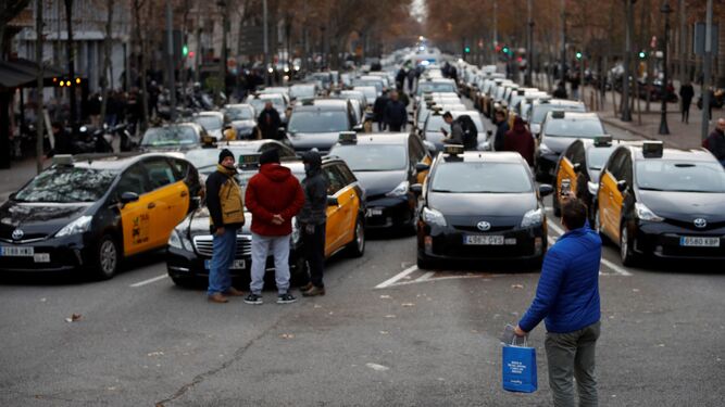 Los taxistas colapsan la Gran Vía en Barcelona.