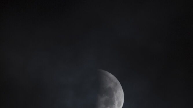 El eclipse lunar visto desde Suiza.