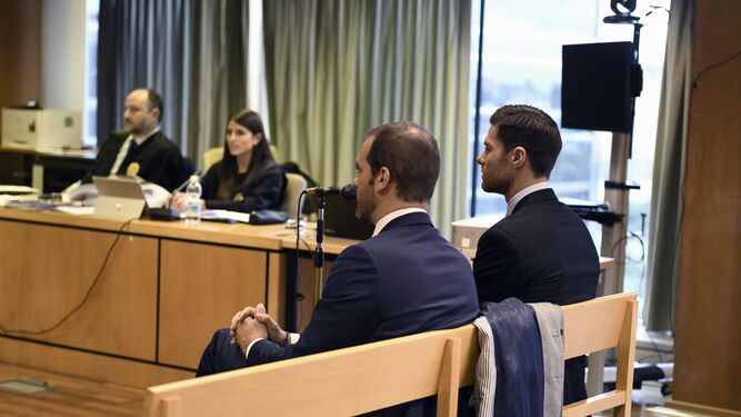 Xabi Alonso, sentado durante el juicio en la Audiencia de Madrid