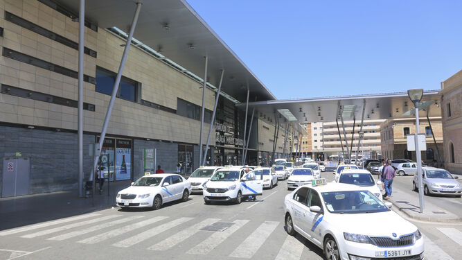 Un grupo de taxis a las puertas de la estación de trenes María Zambrano, en Málaga capital.
