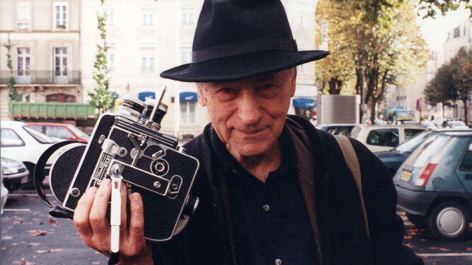 Jonas Mekas (1922-2019), con su mítica cámara Bolex siempre a mano.