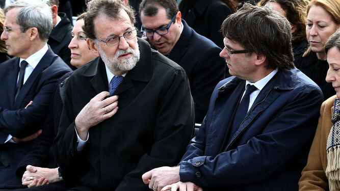 Mariano Rajoy y Carles Puigdemont durante un homenaje a las víctimas del accidente del vuelo Germanwings 9525, en marzo de 2016.