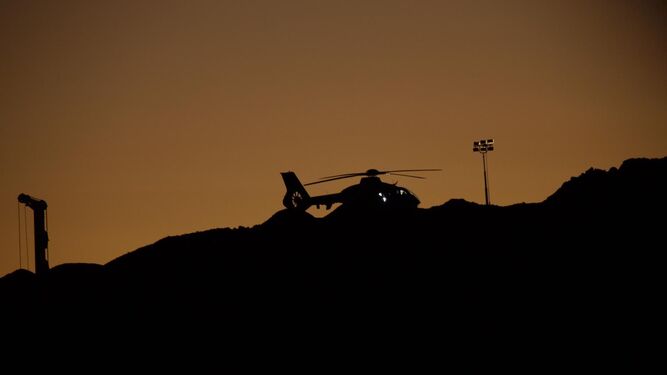 Un helicóptero de la Guardia Civil, esta noche en Totalán.