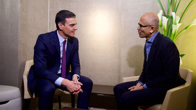 El presidente del Gobierno, Pedro Sánchez, se reúne con el consejero delegado de Microsoft, Satya Nadella