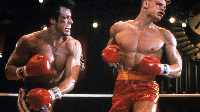 Rocky propina un soberano puñetazo a Iván Drago en 'Rocky IV'.