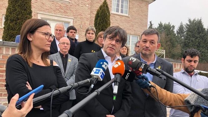 Carles Puigdemont ante los medios ayer en la localidad belga de Waterloo.