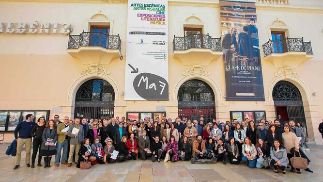 Participantes y organizadores del ciclo Málaga de Festival, ayer, en el Cine Albéniz, tras la presentación.