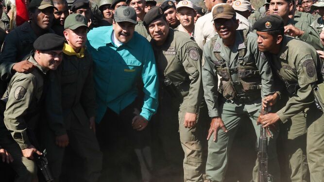Maduro posa con las tropas durante unos ejercicios militares en el fuerte Paramacay, en Carabobo.