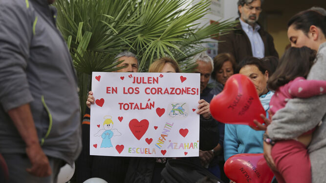 Pancarta y globos en recuerdo de Julen este lunes en Totalán.