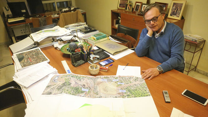 El ingeniero junto a los planos del Cerro de la Corona, en su despacho.