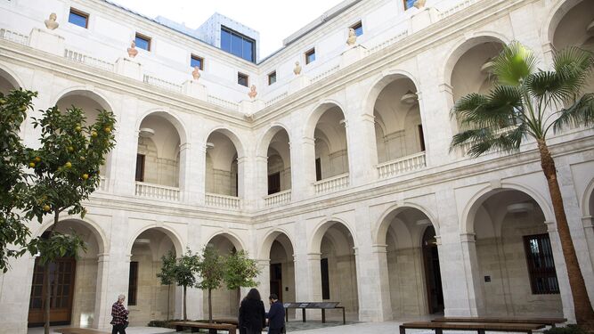 El patio central del Palacio de la Aduana, sede del Museo de Málaga.