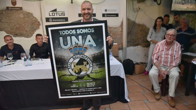 El presidente de la Balona, Raffaele Pandalone, con el cartel de la campaña elaborado por 'Ventana Discreta'