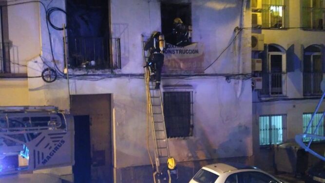 Rescatan a dos indigentes tras un incendio en una vivienda abandonada en Málaga capital.
