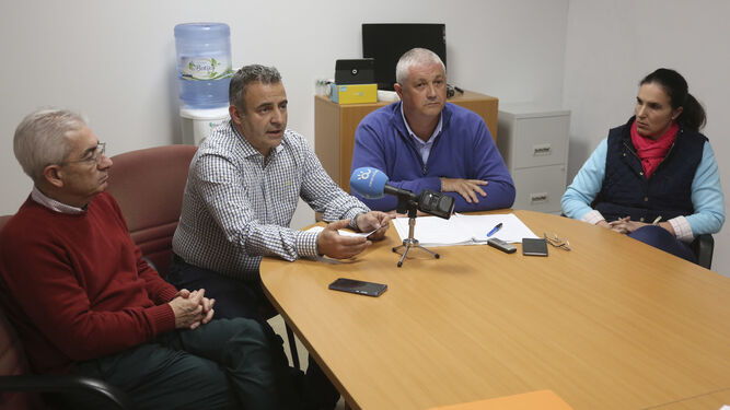 Representantes del sector del taxi en Málaga, ayer, en rueda de prensa.