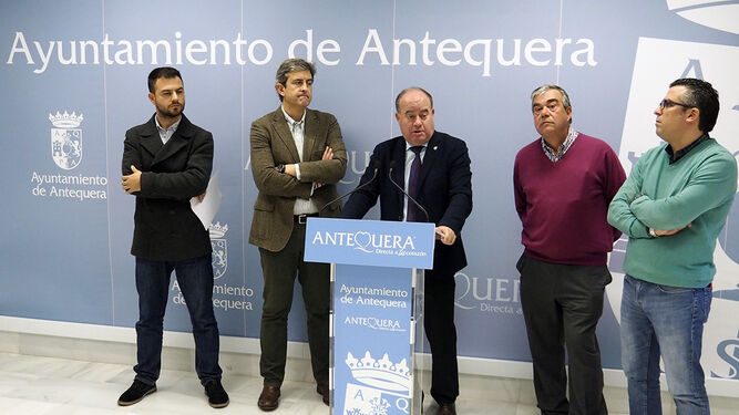 El alcalde de Antequera junto a responsables de la Federación Andaluza de Caza.