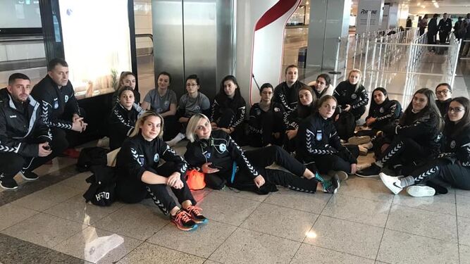 Las jugadoras del Istogu, en el aeropuerto de Estambul.
