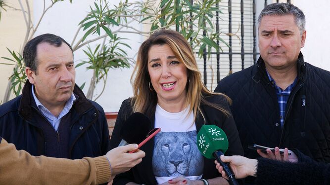La secretaria general del PSOE-A, Susana Díaz, tras visitar el museo de la pasa de Almáchar, en Málaga.