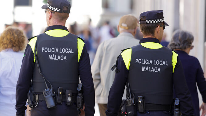 Imagen de dos agentes de la Policía Local de Málaga.