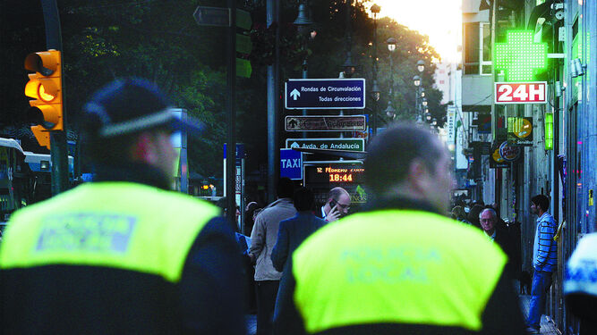Dos agentes de la Policía Local, de patrulla por las calles de Málaga.