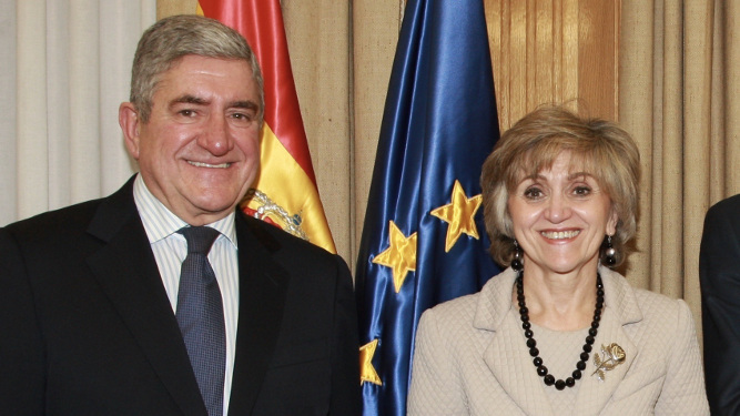 Carlos Lasarte y la ministra de Sanidad, María Luisa Carcedo.