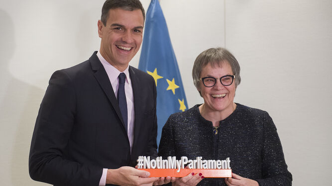 Sánchez posa con la presidenta de la Asamblea Parlamentaria del Consejo de Europa, Liliane Maury Pasquier.