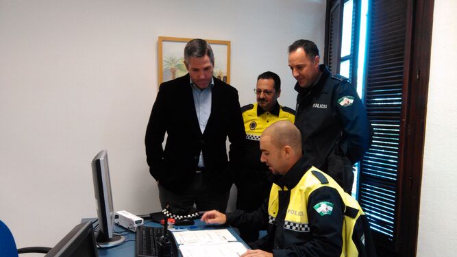 El alcalde de Mijas junto a agentes de Policía Local.