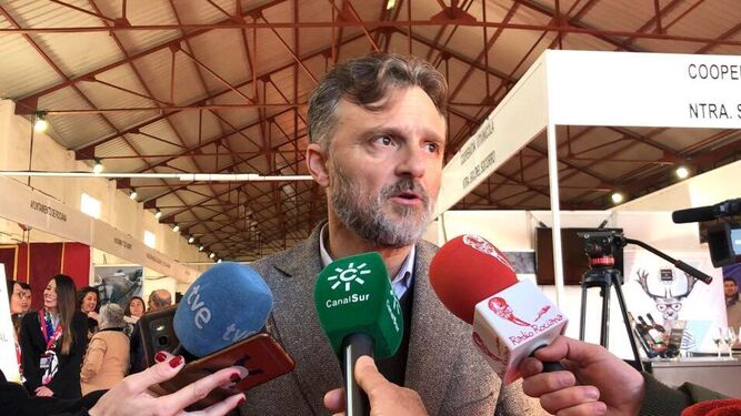 El diputado del PSOE y ex consejero José Fiscal, ayer en Rociana.