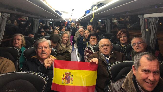Malagueños en uno de los 10 autobuses fletados por el PP hasta Madrid