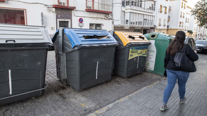 Los bidones de basura de la calle Héroes del Baleares.