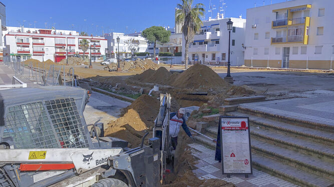 La plaza principal de la urbanización de Matalascañas, levantada por obras