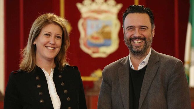Carmen Casero y Raúl Jiménez este martes en el Ayuntamiento de Málaga.