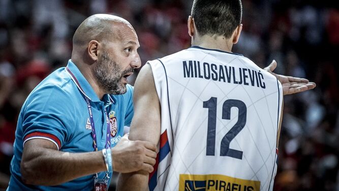 Djordjevic da instrucciones a Milosavljevic en un partido con Serbia.