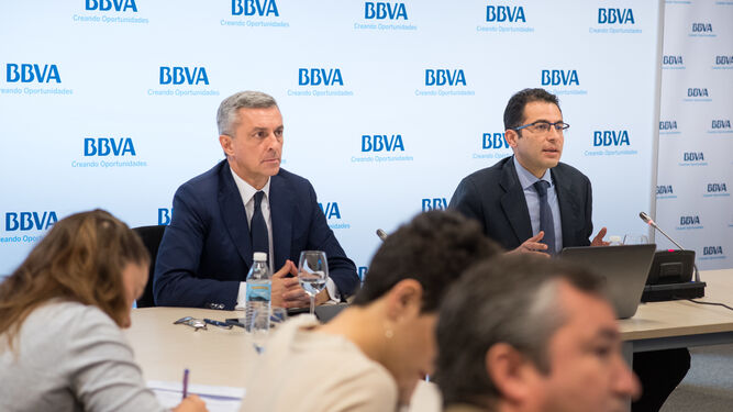 José Ballester, director del Territorio Sur de BBVA, y Miguel Cardoso, economista jefe de BBVA Research para España y Portugal, ayer en Sevilla