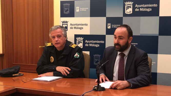 El jefe de la Policía Local de Málaga y el concejal de Seguridad, durante la presentación del plan director