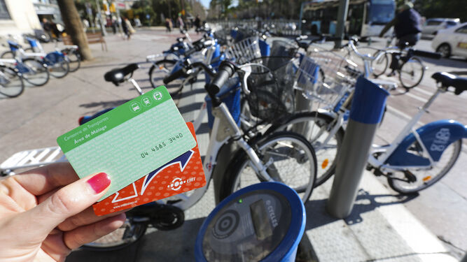 Una usuaria de las bicicletas públicas con las tarjetas que se pueden habilitar para su uso.