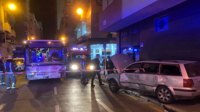 Seis heridos al chocar un autobús con un turismo en un accidente de tráfico de Málaga capital.
