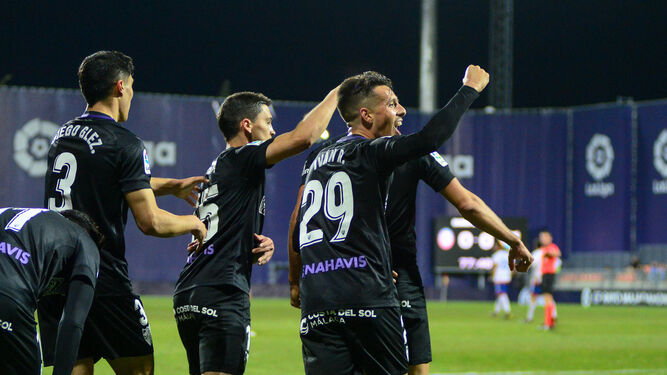 Iván Rodríguez celebra el gol de Adrián.