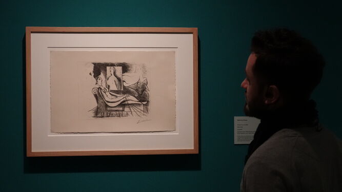 Un visitante contempla una pieza de 'Balzac y Ovidio ilustrados por Picasso'.