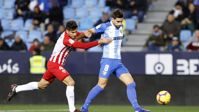 Adrián González, en el instante de su gol ante el Almería.