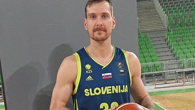 Zoran Dragic posa con la camiseta de Eslovenia.
