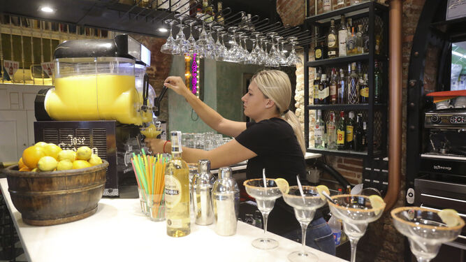 Una camarera trabaja en un restaurante de Málaga