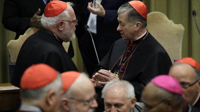 El arzobispo de Chicago, Cardinal Blase J. Cupich, habla con el cardenal Reinhard Marx (izda.).