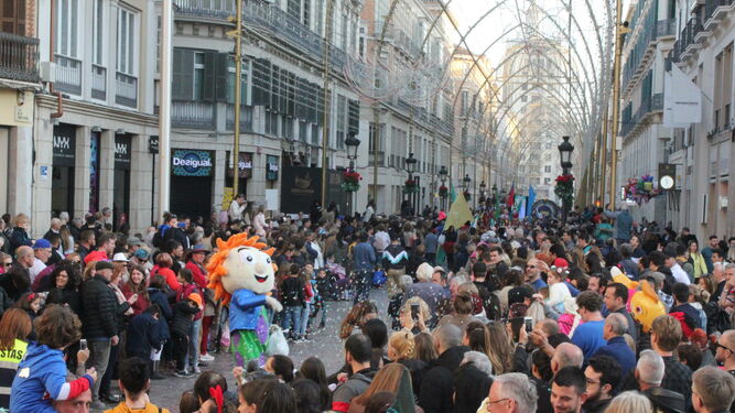 El desfile del Carnaval, a su paso por calle Larios.