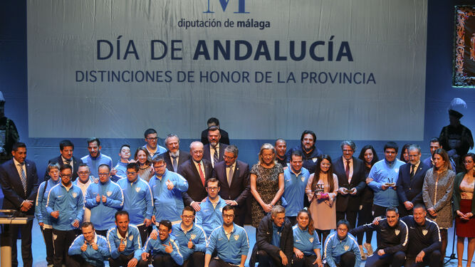 Foto de familia de los premiados con las autoridades.