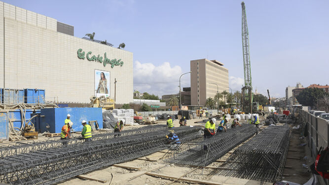 Trabajos de construcción del Metro en la Avenida de Andalucía.