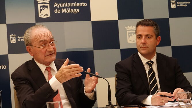 El alcalde de Málaga, Francisco de la Torre, y el concejal de Economía y Hacienda, Carlos Conde.