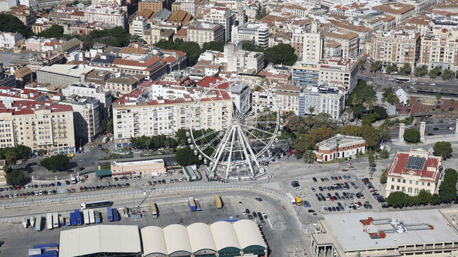 Vista de la noria del puerto de Málaga.