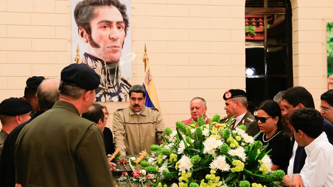 Nicolás Maduro (c) participa en el acto conmemorativo del sexto aniversario de la muerte de Hugo Chávez.