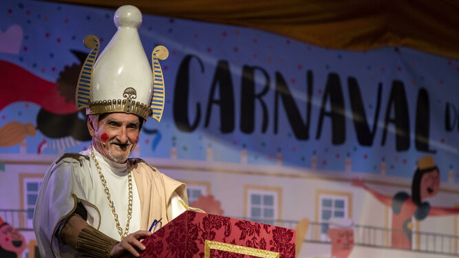 Juan Rivero  como dios Melkart en su pregón de despedida del Carnaval.
