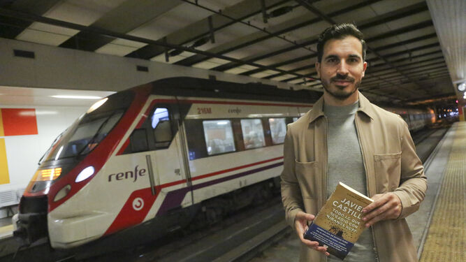 Javier Castillo (Málaga, 1987), con un ejemplar de su nueva novela, a punto de subir al tren de Cercanías que cubre el trayecto entre Málaga y Fuengirola.
